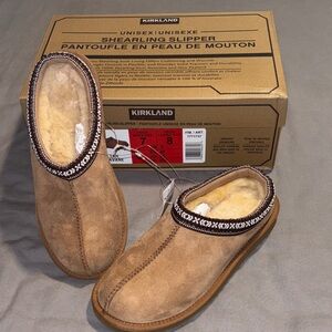 Kirkland Signature Unisex Tan Suede Shearling Slippers M7/W8